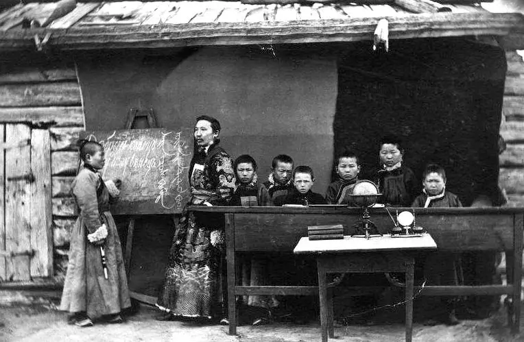 Хоринская школа в Ане. Учитель — Цыден Сакияев