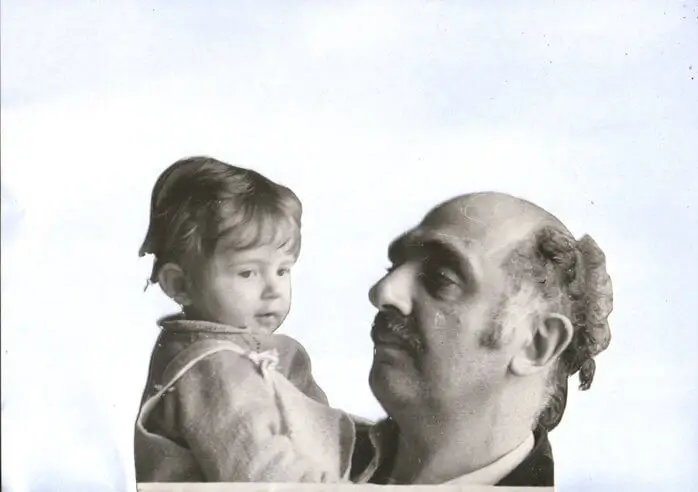 Александр Моисеевич с ребёнком