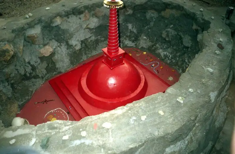 Внутренняя красная ступа в яйцеобразном саркофаге