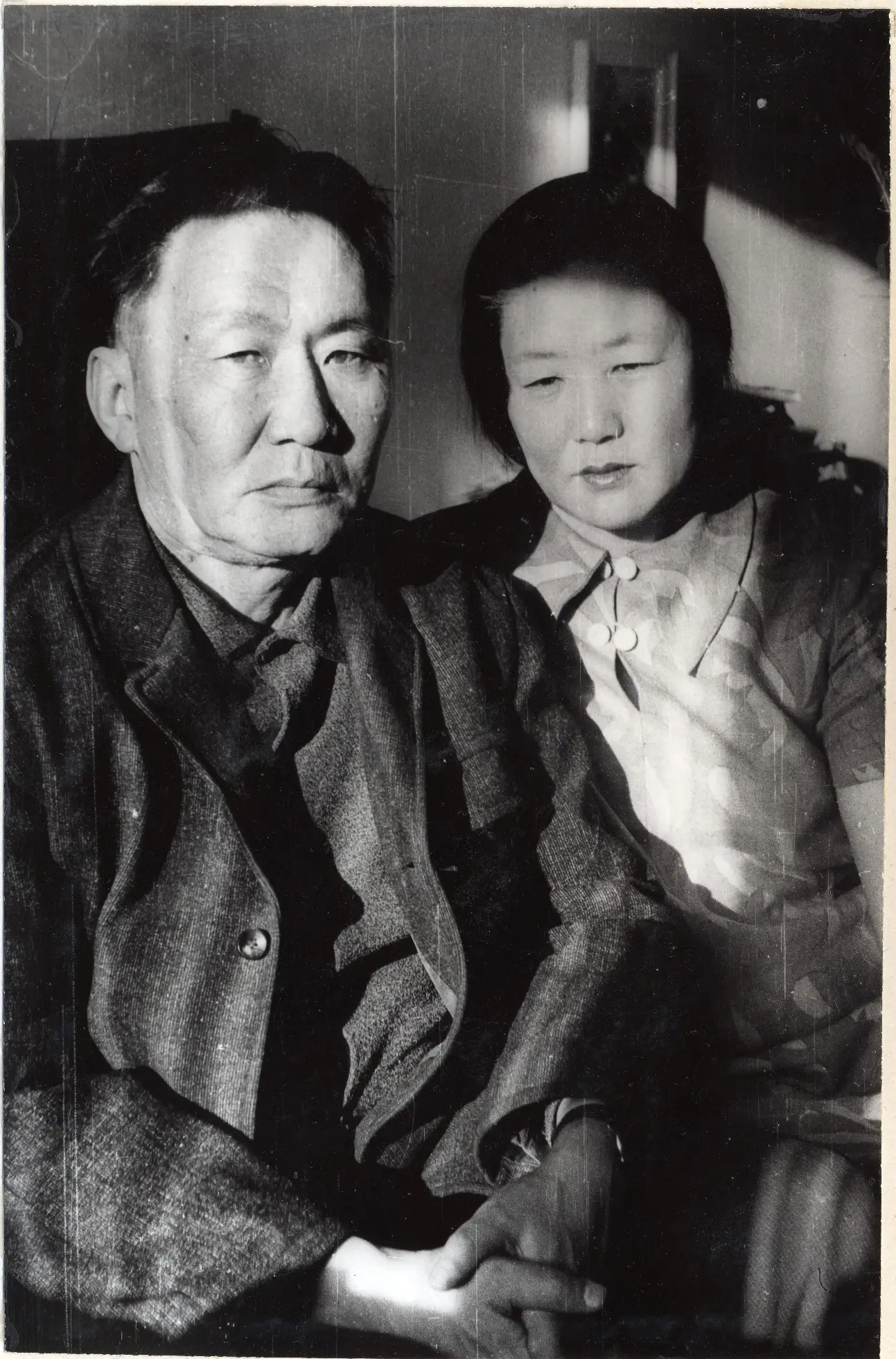 Б. Д. Дандарон с женой С. И. Сампиловой. Улан-Удэ, 1970 г., фото В. М.
                     Монтлевича