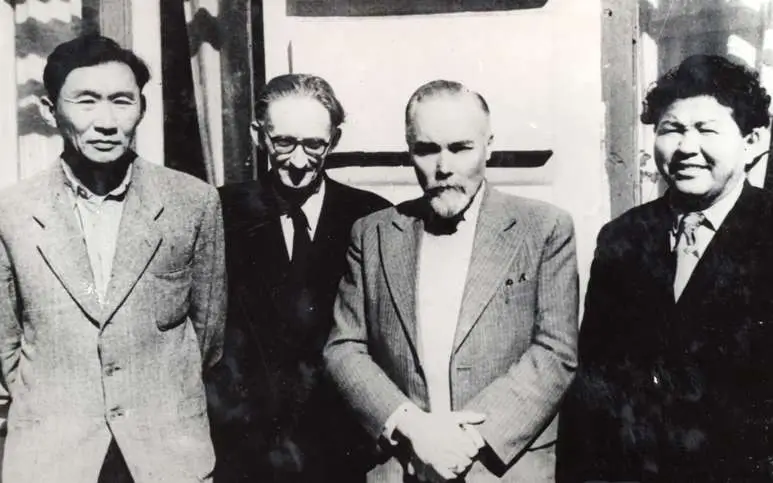 Б. Д. Дандарон, Б. В. Семичов, Ю. Н. Рерих, П. И. Хадалов, Улан-Удэ.
                     1959 г.