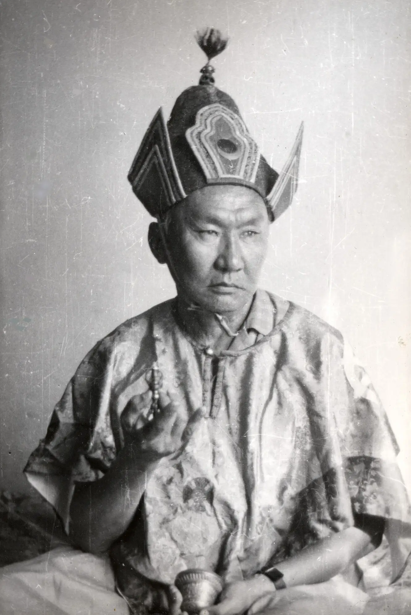 Бидия Дандарон с атрибутами ваджра и дильбу в одеянии Падмасамбхавы