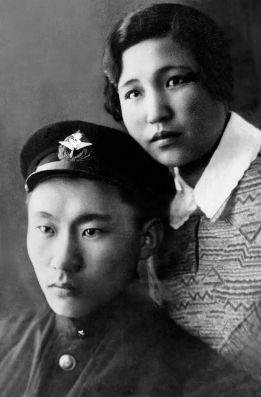 Бидия Дандарон с женой Елизаветой Шулуновой. Ленинград, 1933 г.