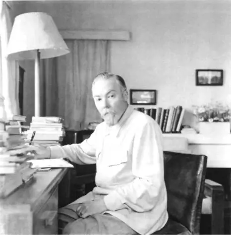 Ю. Н. Рерих в кабинете