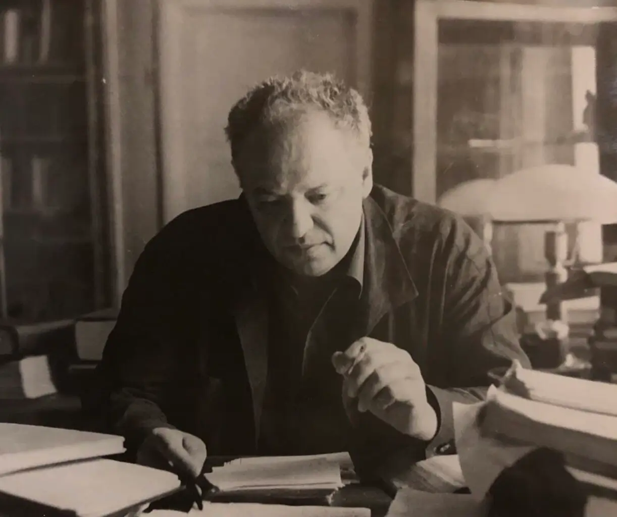 Юрий Михайлович Парфионович (1921—1990) — советский учёный-тибетолог, кандидат филологических наук (1971), автор более 30 работ.