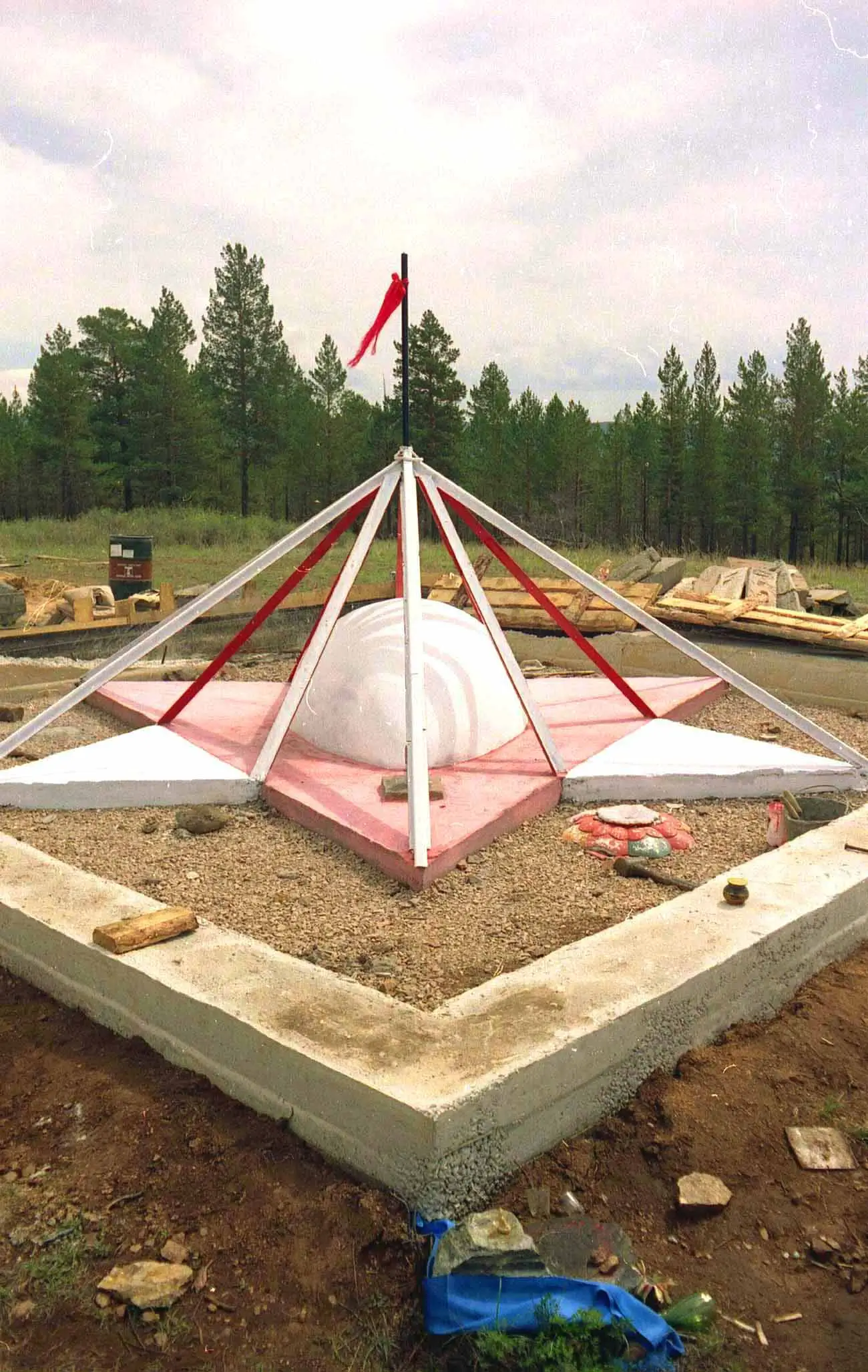 Строительство Ступы Дандарона, первая ступень, звезды дхармодай и верхняя часть яйца. Бурятия, 2003 г., фото А. Петрени