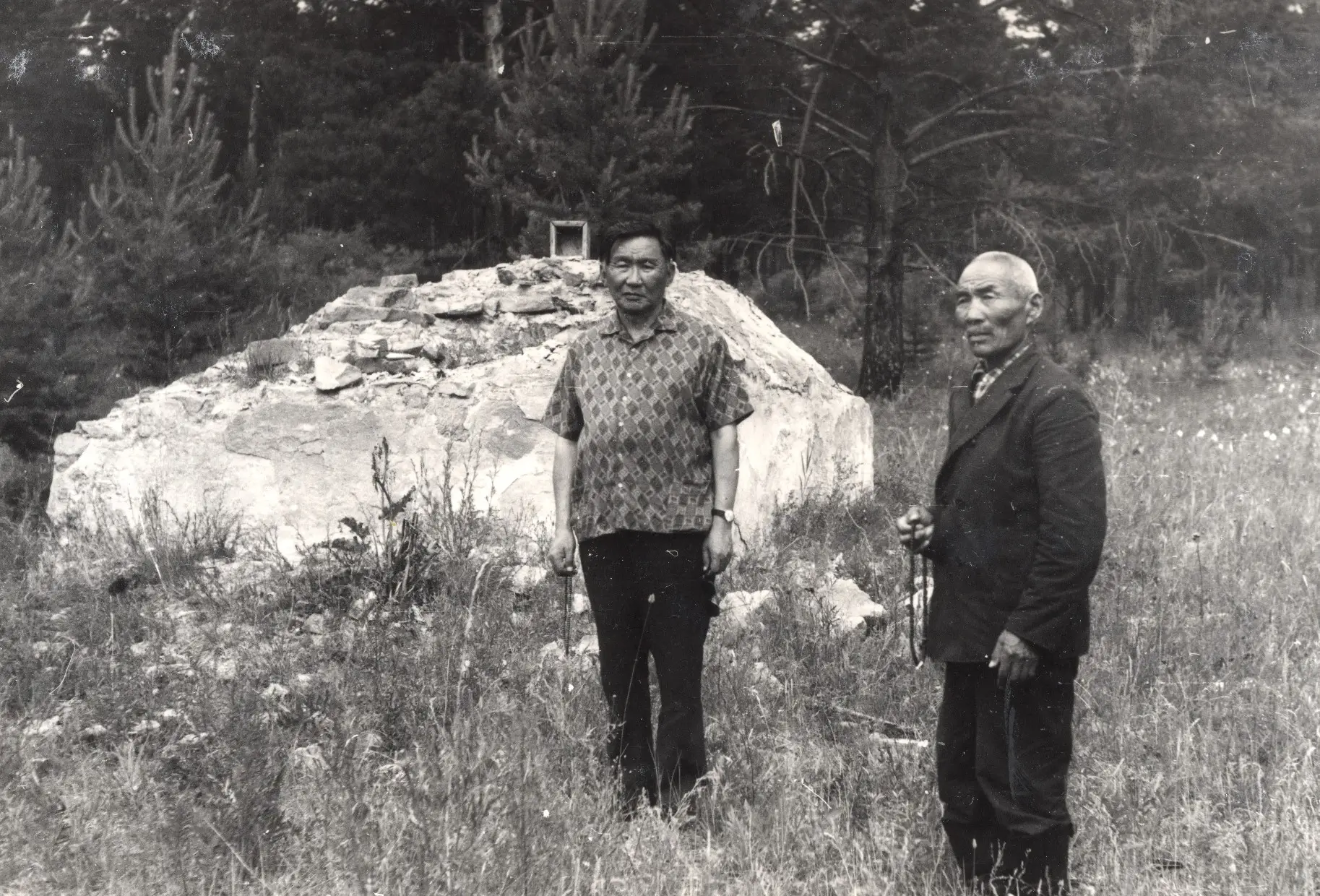 Б. Д. Дандарон и Цывандорж (ученик Лубсана Сандана Цыденова) у руин ступы
                        Дорже Бадмаева. Соорхэ, 1971 г., фото В. М. Монтлевича