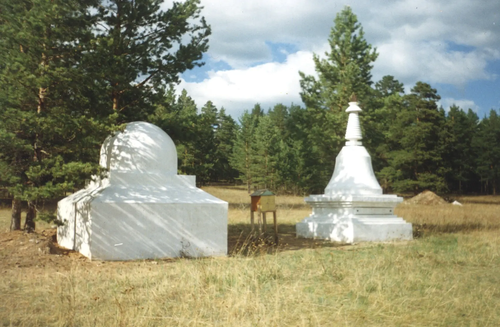 Ступа отца Дандарона и ступа семи лам. Восстановлены Ю. К. Лавровым
                          в 1992 г. Бурятия, Соорхэ, 1996 г. Фотография С. В. Топоркова